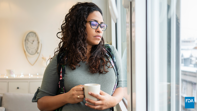 Mujer mirando por la ventana.