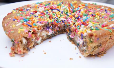 Fluffetti cookie cake with marshmallow fluff
