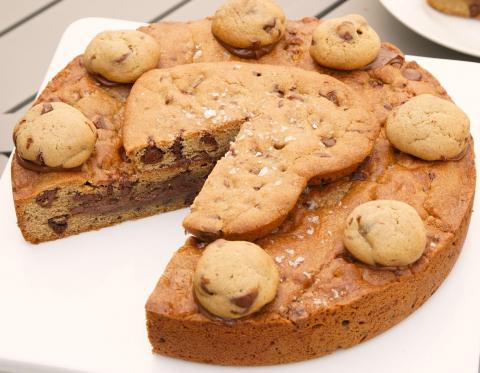 The big chocolate chip cookie cake with nutella