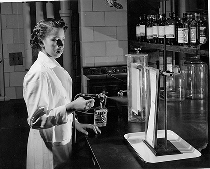 Alma Hayden demonstrates paper chromatography 1952