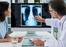 Doctors speaking about lung x-ray