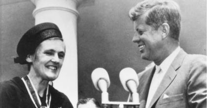 Dr. Francis Kelsey and President Kennedy