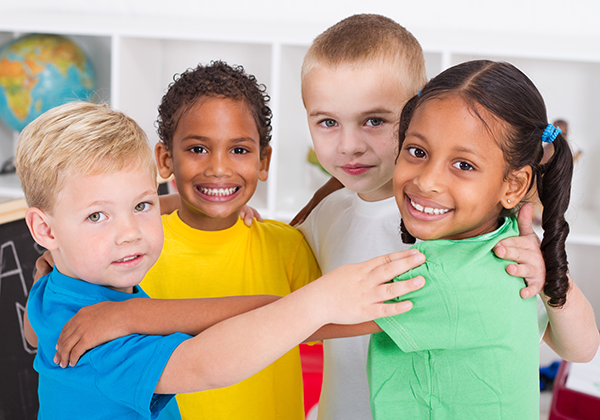 Smiling children in class (600x400)