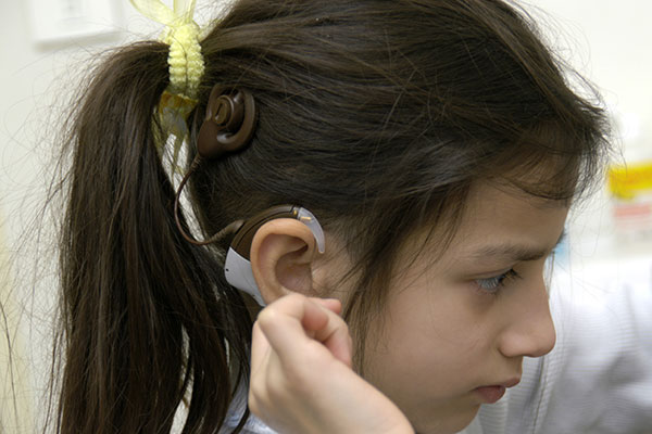 Cochlear implant worn by a child (600x400 JPEG)